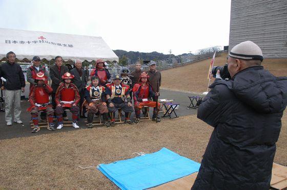 各地からの応援参加者と一緒に記念撮影をしている写真