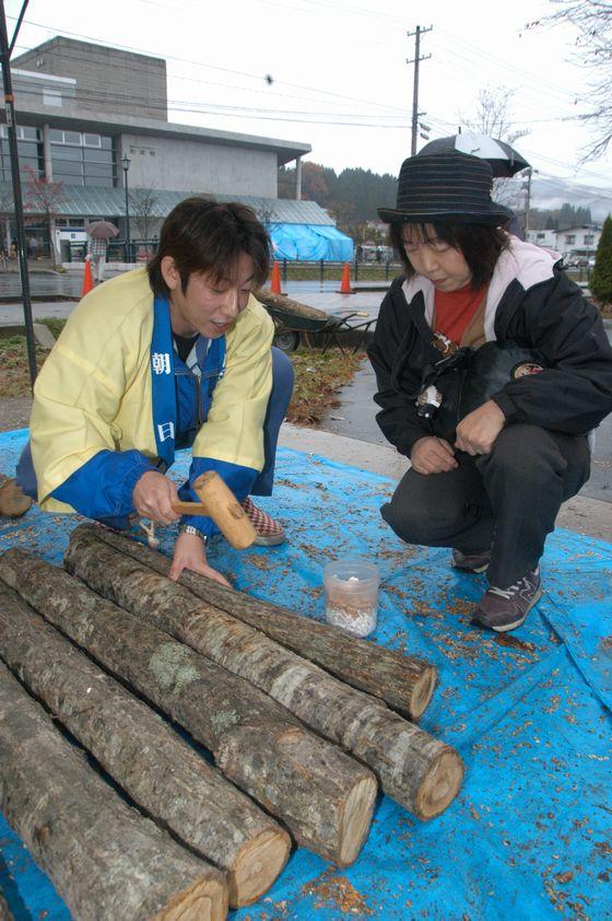 「西村山地方森林組合」の方々によるナメコ、シイタケなどキノコの菌打ちコーナーの写真