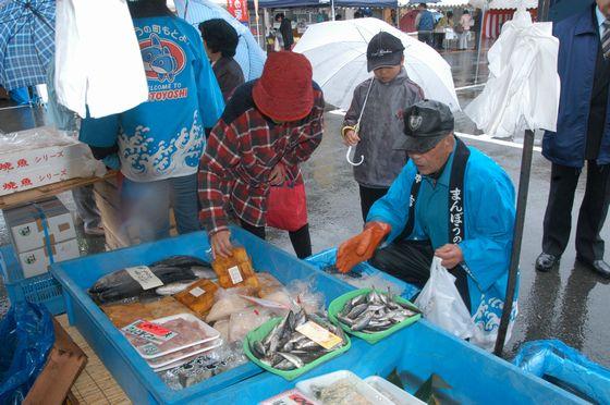宮城県本吉町のテントの海産物を買う様子の写真