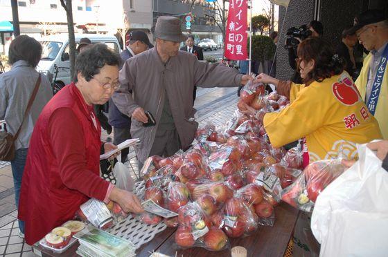 りんごの袋売りコーナーの写真
