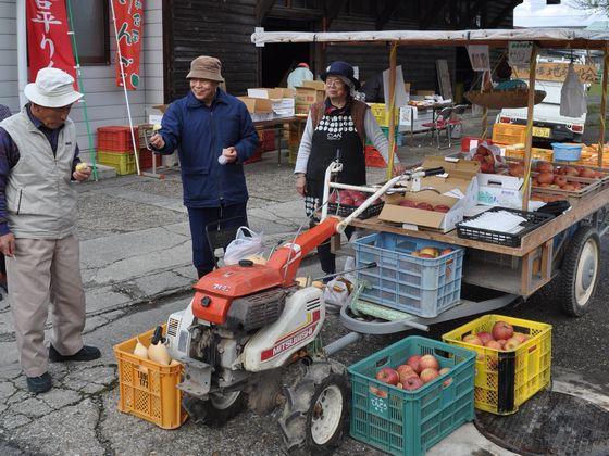 耕運機の荷台を利用して店を構えている写真