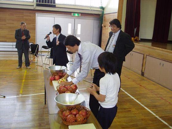 りんごカットに興味津々な子どもの写真