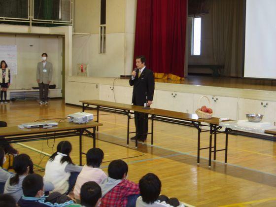 流山市の教育長が話している様子の写真