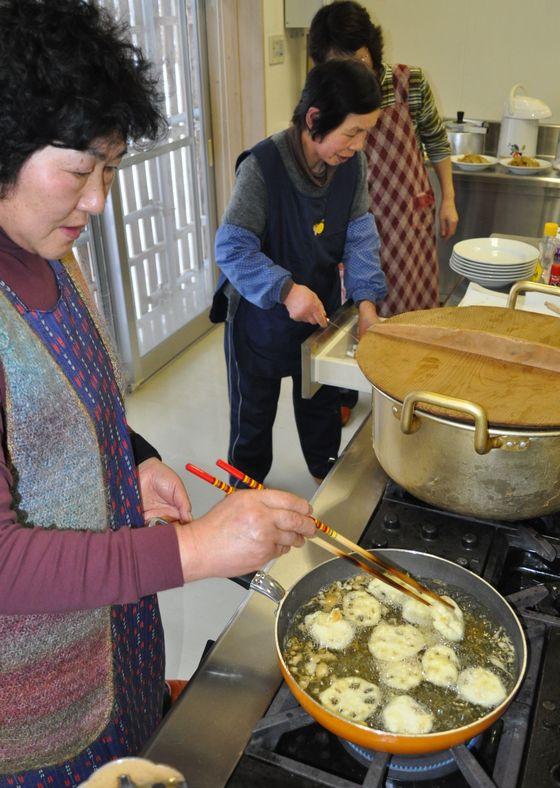 レンコンの天ぷらを調理してる写真