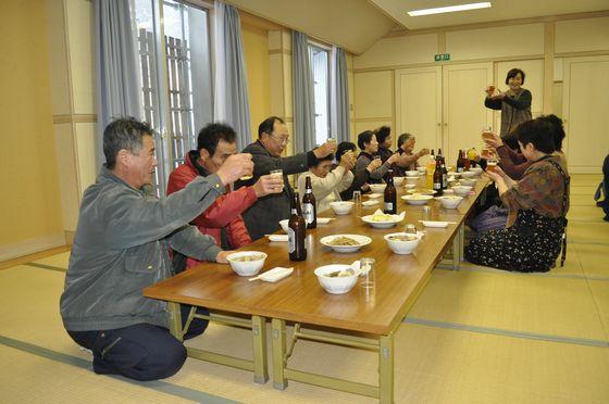 レンコンまつりにて乾杯をしている写真