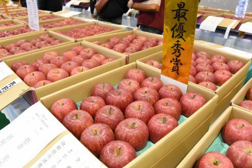 品評会の審査で最優秀賞に選ばれたりんごの写真