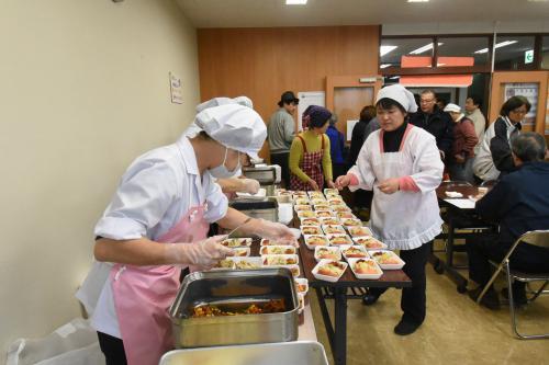 学校給食メニューの試食会で試食品を作る様子の写真