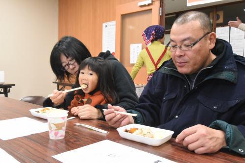 学校給食メニューの試食会で試食を食べている様子の写真