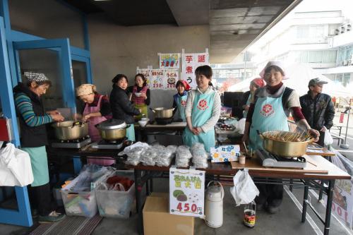 商工会女性部で、うどんや玉こんにゃくなど、温かい食べ物を販売している様子の写真