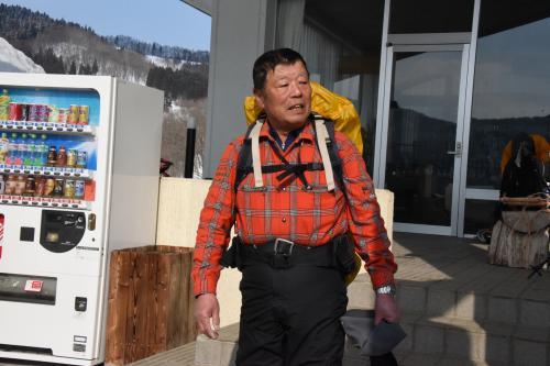 朝日山岳会の花山忠夫会長のあいさつ の様子の写真