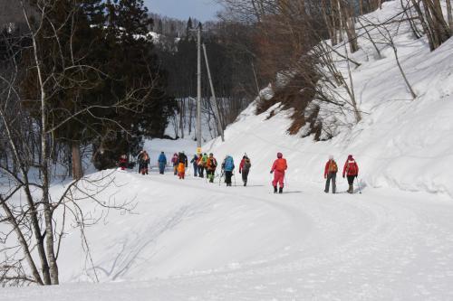 Asahi自然観スノーパーク（スキー場）へ向かう参加者一同の写真