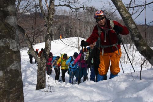雪道を行く参加者の写真3
