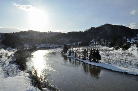 平成22年1月22日、最上川の水面に映る朝日の写真1