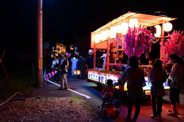 田楽提灯を持ち、地区内を練り歩く子どもたちの写真2