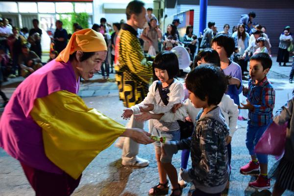 子どもたちにお菓子を振る舞う花咲かじいさんの写真