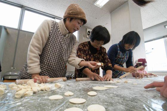 餃子の皮づくりの様子の写真