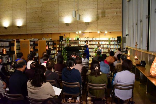 「夜の図書館～光と音楽と語りのシンフォニー～」と銘打った朗読と音楽会の写真