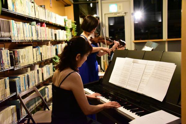 ピアノを菅原美穂氏、ヴァイオリンを蜂谷ゆかり氏が演奏している様子の写真1