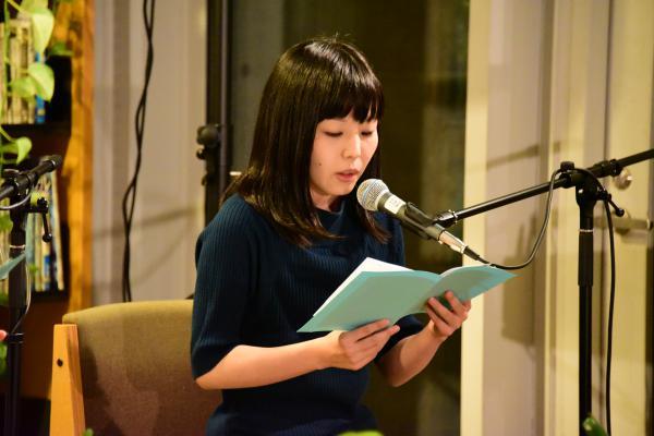 板垣奈々氏が朗読している様子の写真