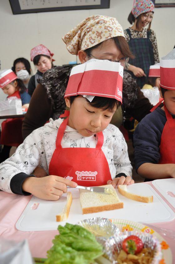 下地としてバターを塗っている写真