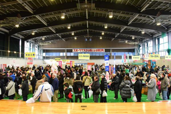 メイン会場となった町民体育館が参加者で賑わう様子の写真