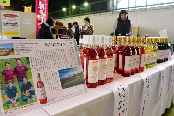 日本ワインコンクールで14年連続入賞を果たしている朝日町ワインの並んでいる写真