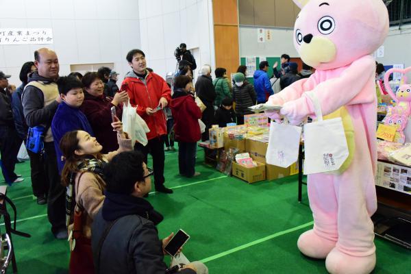 ウサヒグッズといえばここ！の近江屋さんのブースで新商品をおすすめ中の写真