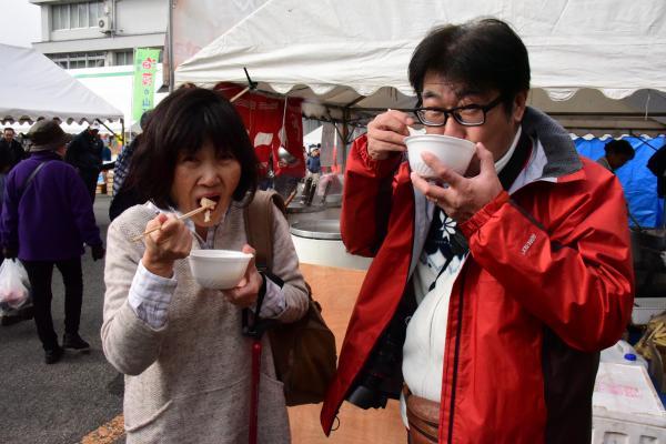 名物の「ボッケ汁」を食べて、身はふわふわ、卵がプチプチしてて美味しいと喜ぶ人たちの写真