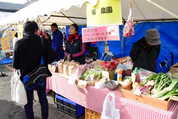 お米や野菜を販売しているブースの写真