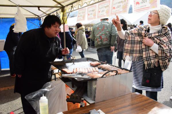 ロイフェンの「ダチョウフランク」を販売している様子の写真