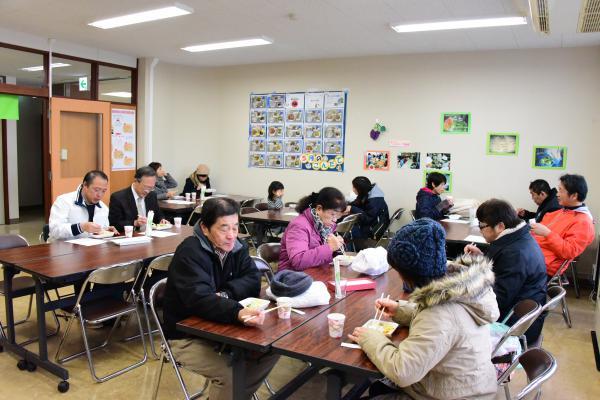 みんなが学校給食メニューの試食会をしている様子の写真