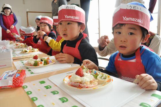 今日のメニューが完成し眺める子供たちの写真