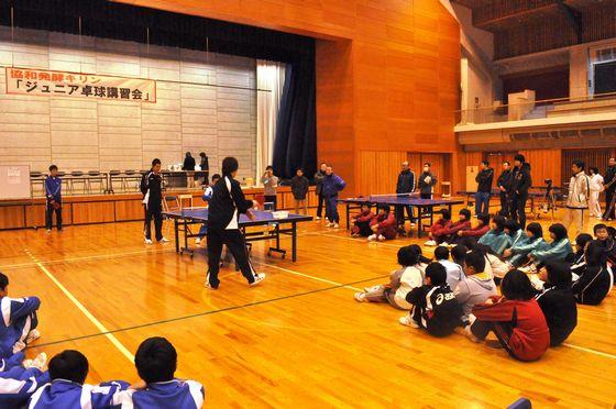 朝日・大江両町の卓球少年・少女、約50人が参加している様子の写真