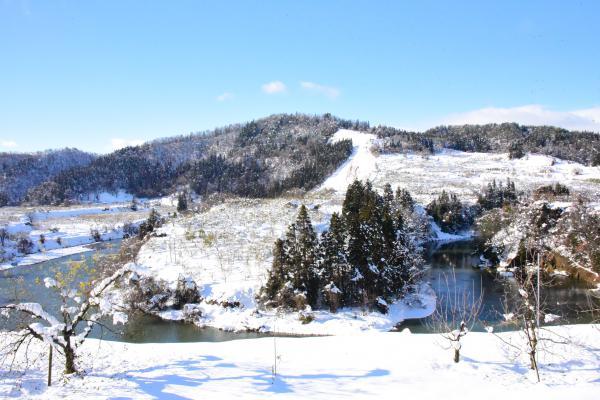 雪景色の中で最上川が円を描くように蛇行して流れる様子の写真