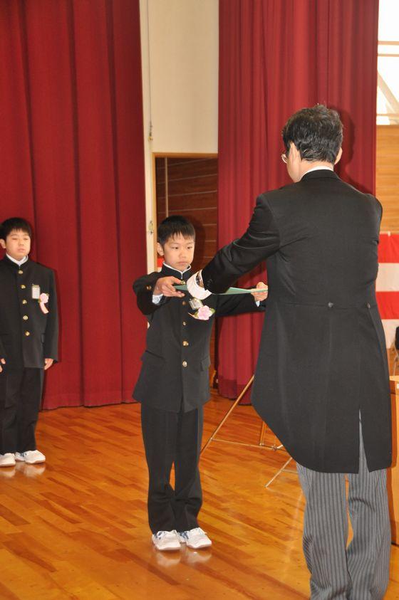 長岡校長から卒業生に卒業証書が手渡されている写真