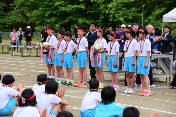 男女優勝チームの写真