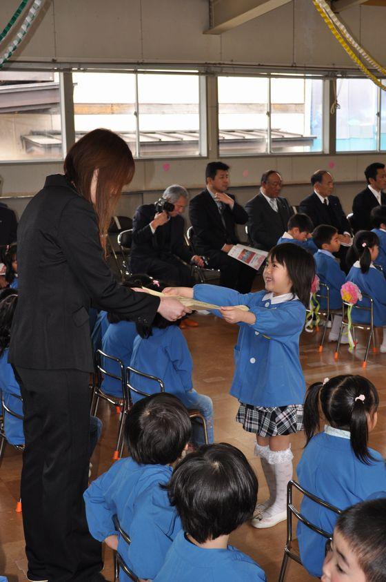 母親に卒園証書を渡している園児の写真