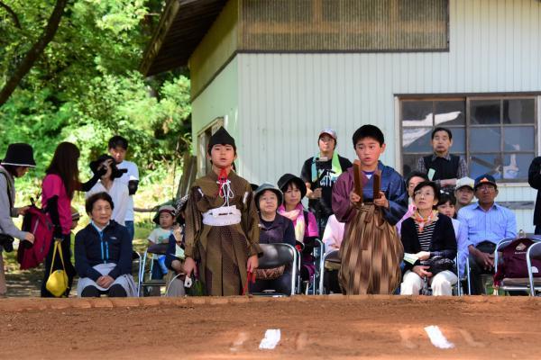 行司と呼び出しが並んで「古今東～西～！」と高らかに宣言している写真