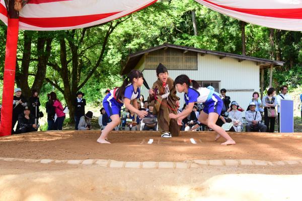 女子児童の取り組みの写真