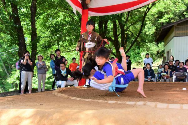 今にも背中がつきそうな児童と技が決まって、先に手をつかないようにしている児童の写真