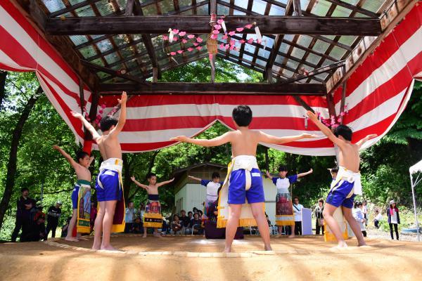 化粧回しをつけた東西幕内力士（男子）の土俵入りの写真