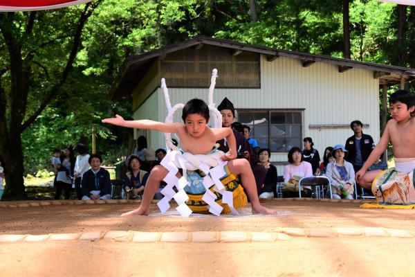 西の横綱の貫禄の土俵入りの写真2