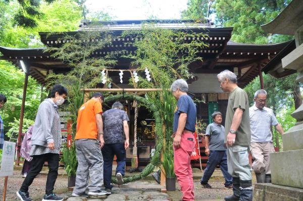 神社総代会有志の手による立派な「茅の輪」の写真