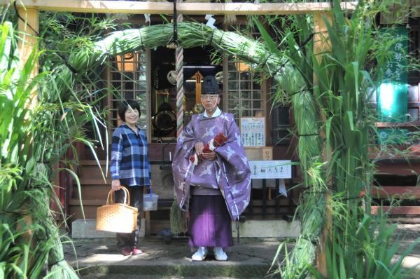 茅の輪ごしに、最上宮司ご夫妻の記念の写真