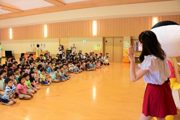 お姉さんが園児たちに朝ごはんの質問をしている様子の写真