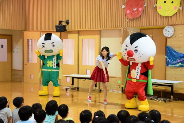 おこめんジャーグリーンが朝ごはんを食べていなくても平気だと言い張るのでリーダーと腕相撲で勝負することになった様子の写真