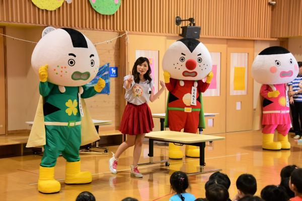 朝ごはんを食べていないおこめんジャーグリーンが子どもたちに勝負を仕掛ける様子の写真