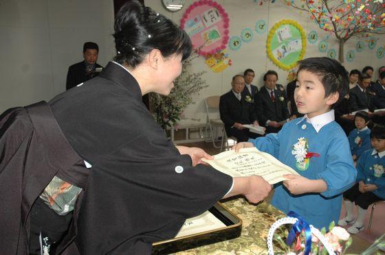 園長先生から卒園証書をもらう園児の写真