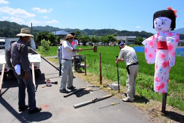 地面に杭を打つ様子の写真