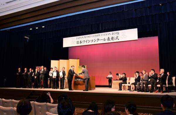 日本ワインコンクールの表彰式の様子の写真